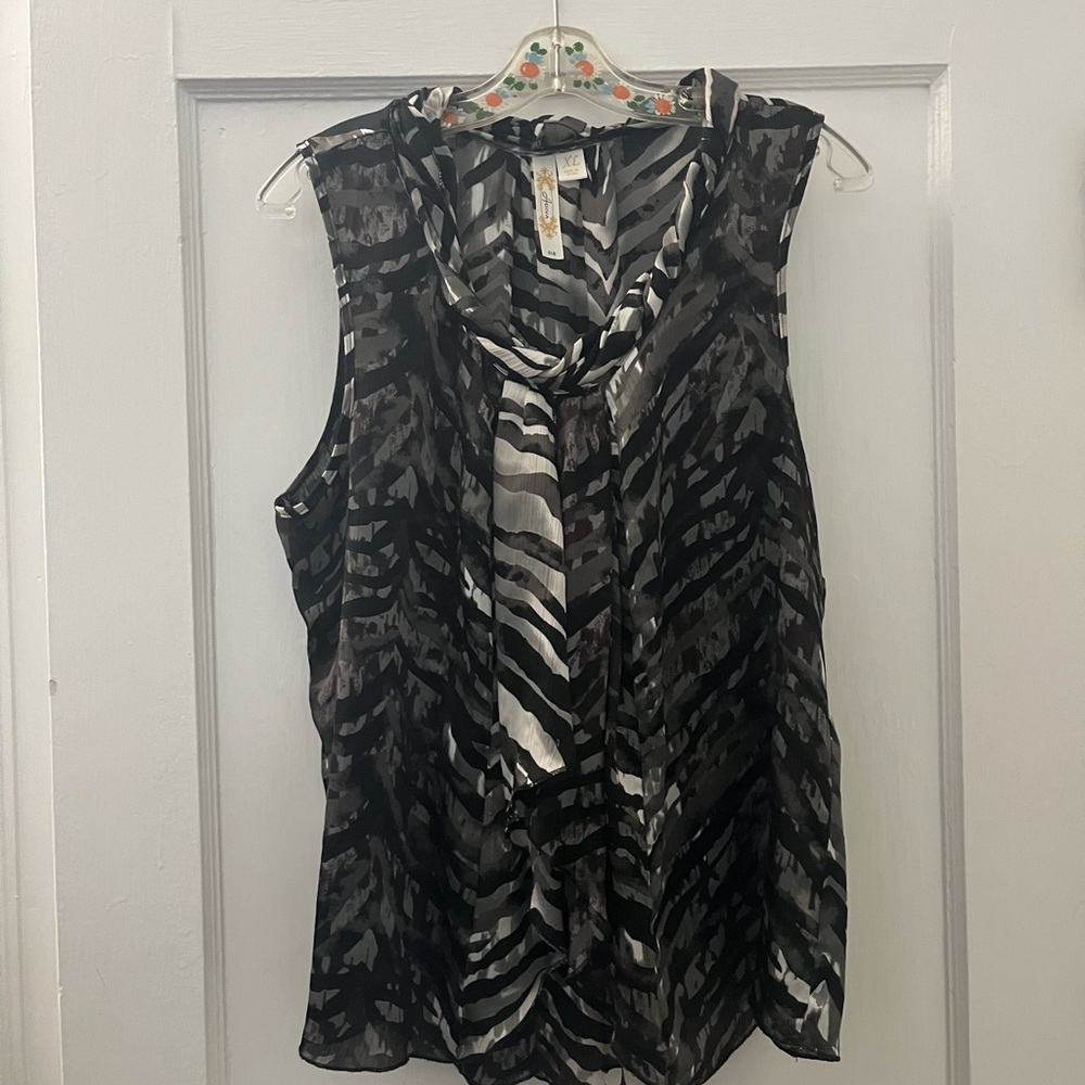 XL Cute Sleeveless Top With Layering and a Twist Neckline. - Picture 1 of 7